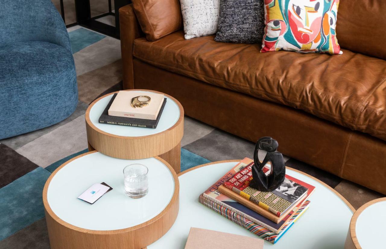 Hotel Murano Tacoma Ngoại thất bức ảnh A coffee table with a stack of books
