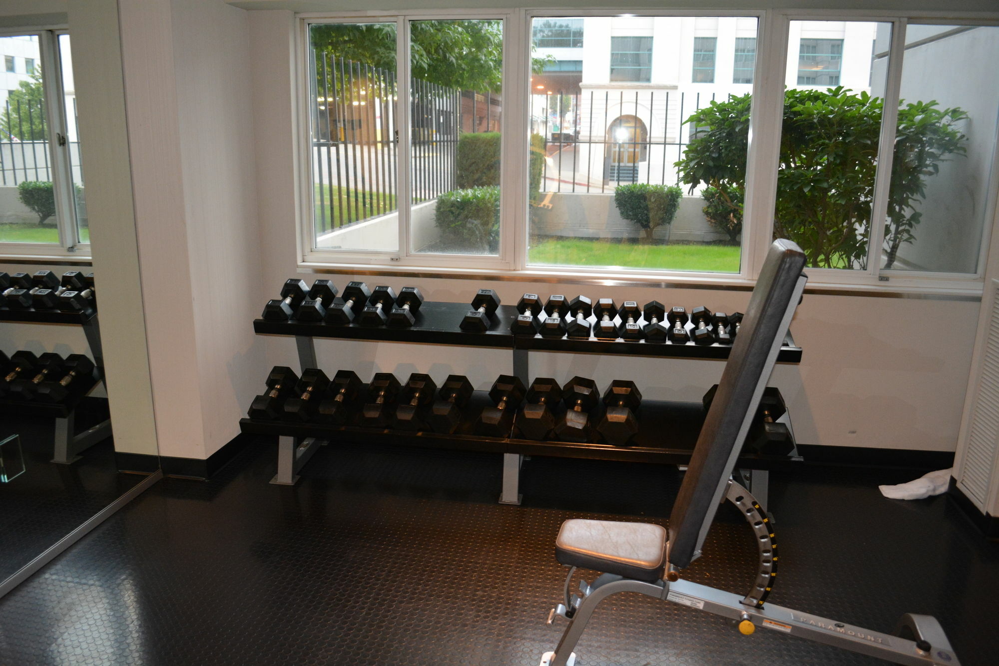 Hotel Murano Tacoma Ngoại thất bức ảnh Dumbbells on a rack